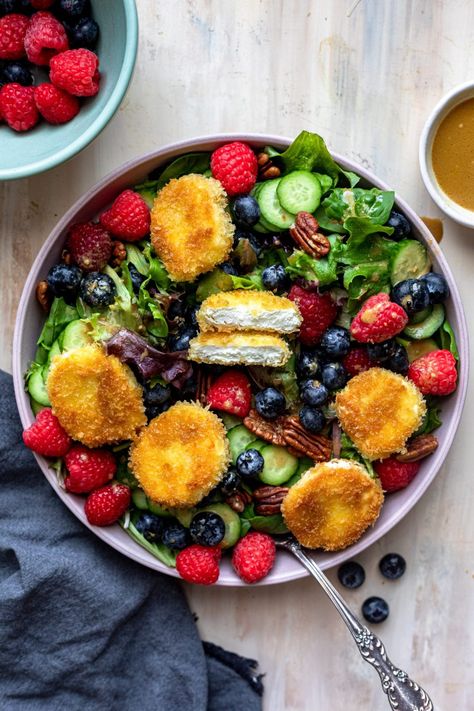 Fried Goat Cheese And Berry Salad - Dash of Mandi Fruity Salads, Spring Mix Salad Recipes, Berry Salad Recipe, Creamy Balsamic Vinaigrette, Creamy Balsamic Dressing, Fried Goat Cheese, Spring Mix Salad, Berry Salad, Diner Recept