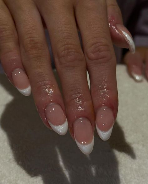 POLISHED BY SKAFTE | pearly french using * esmio dehydrator * sns base * esmio Serena skin * esmio whitney white mixed with glazed chrome and top coat * esmio… | Instagram Pearly White Nails, Pretty Fingers, French Top, Sns Nails, White French Tip, Glitter Top, Top Nail, White Nails, Top Coat