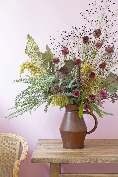 Dried fan palm, Fiddleleaf fig branch, Sanguisorbia Officinalis, Acacia Knifeblade, Alium red Mohican, Eupatorium Maculatum, and Amaranthus autumn touch; Vintage copper pitcher, for information: Elsie Green Stonehenge Wedding, Fig Branch, Dry Arrangements, Christmas Floral Arrangements Diy, Diy Dried Flower Arrangement, Sunflower Floral Arrangements, Pumpkin Floral Arrangements, Dried Floral Arrangements, Sunflower Arrangements