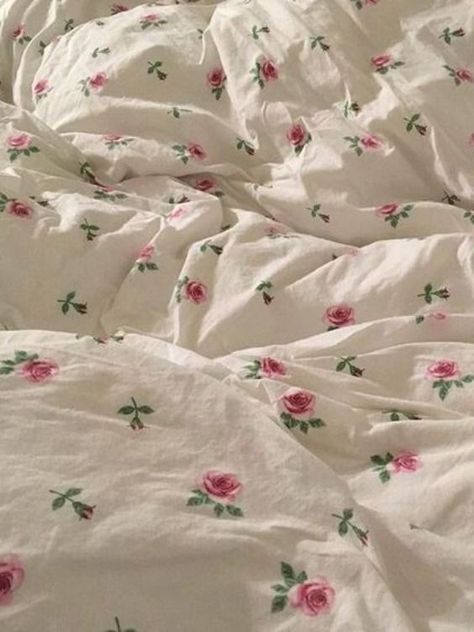 Floral Blanket Aesthetic, Plaid Bedding, Flower Bedroom, Cute Bedding, Flower Bedding, Floral Room, Dreams Beds, Pinterest Room Decor, Lifestyle Aesthetic