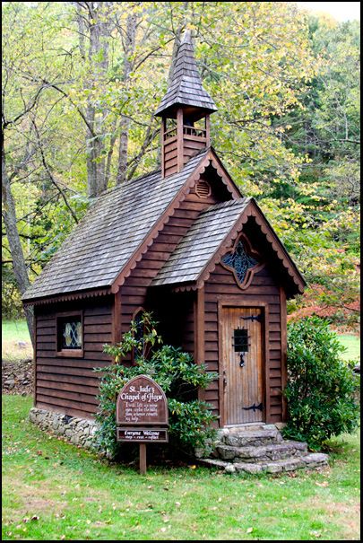 Tiny Chapel in Trust NC, open 24/7. Great for an elopement or wedding with six or eight guests. About one hour from Asheville. Tiny Chapel, Chapel In The Woods, Abandoned Churches, Old Country Churches, Church Pictures, Home Altar, Old Churches, Country Church, Cathedral Church