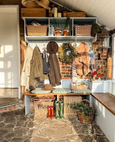 The Magic of Mulberry House - The Glam Pad Country Style Utility Room, Boot Room Entryway, Basement Greenhouse, Country Home Interior Design, English Country Interior Design, Mud Closet, English Country Interiors, Mulberry House, English Country Home