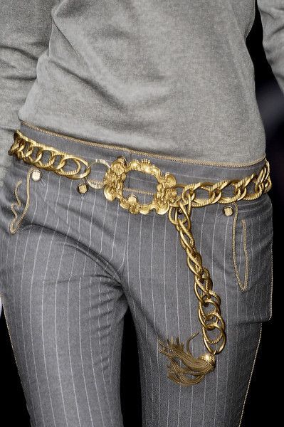 . Belt Outfit, Golden Belt, Grey And Gold, Grey Fashion, Fashion Details, Milan Fashion Week, Look Fashion, Chic Outfits, Fashion Inspo Outfits