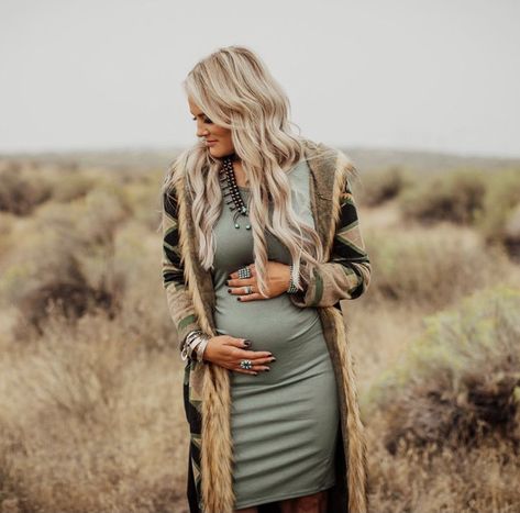 Western Maternity Clothes, Western Pregnancy Outfits, Western Maternity Outfits, Country Maternity Photos, Country Maternity, Winter Maternity Outfits, Maternity Photography Poses Couple, Trendy Maternity Outfits, Maternity Photography Poses Pregnancy Pics