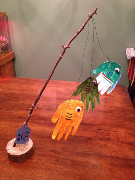 Fishing themed Father's Day gift with kids handprints Fishing Craft For Fathers Day, Fathers Day Gifts Ideas From Kids Diy Fishing, Fishing Art For Toddlers, Preschool Party Crafts, Fishing Fathers Day Gift From Kids, Fishing Handprint Art, Fishing Fathers Day Crafts, Fish Fathers Day Crafts For Kids, Camping Fathers Day Gifts