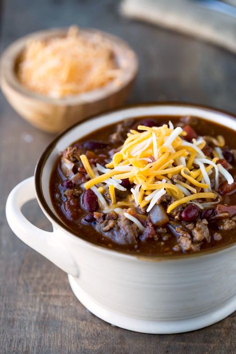 Barbecue Bacon Cheeseburger Chili is an easy dinner recipe with lots of flavor! This kid-friendly chili makes a great fall or winter dinner! Barbecue Chili Recipe, Cheeseburger Chili, Instant Pot Turkey Chili, Football Foods, Chili Easy, Beef Barbecue, Chili Dinner, Instant Pot Turkey, Bacon Chili