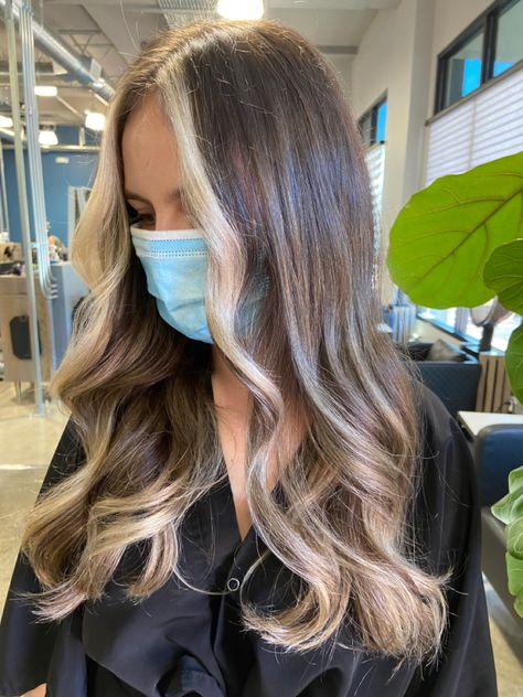 Money Pieces And Balayage, Money Piece Hair On Brown Hair, Brown Hair Blond Money Piece, Brown Money Piece Hair, Money Piece On Brown Hair, Brown With Money Piece, Brown Hair Blonde Money Piece, Brown Hair With Money Piece Highlights, Brown Hair With Blonde Money Piece