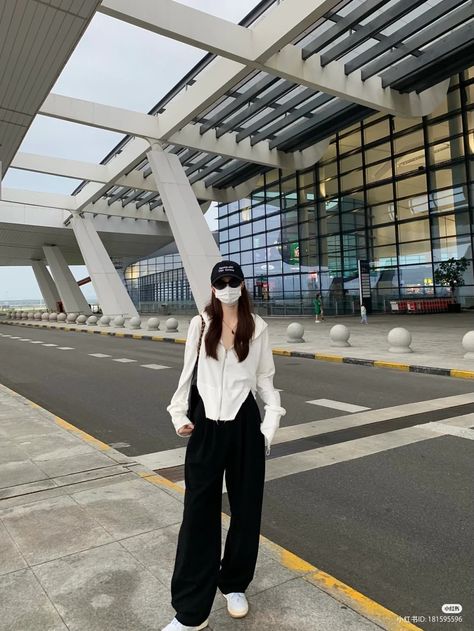 Asian Airport Outfit, Airport Fits Korean, Airport Outfit Asian, Ulzzang Airport, Aripot Fashion, Airport Fits Aesthetic, Airport Outfits Aesthetic, Airport Pose, Aesthetic Airport Outfits