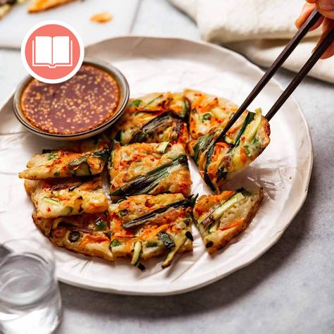 Kimchi Pancake Recipe, Korean Pancake Recipe, Crispy Pancakes, Kimchi Pancake, Korean Pancake, Vegetable Pancakes, Recipe Beef, Recipetin Eats, Recipe Tin