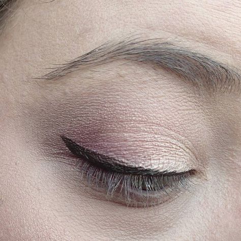 18 Useful Tips For People Who Suck At Eyeliner Fun Eyeliner, Everyday Eyeliner, Eyeliner Tutorials, Eyeliner Shapes, Eyeliner Application, How To Do Eyeliner, Eyeliner Hacks, Winged Eyeliner Tutorial, Eyeliner For Beginners