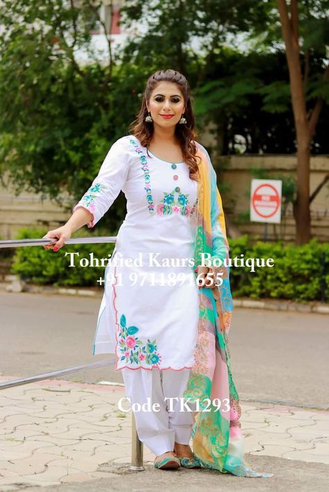 Ladies Suit Design, Patiala Suit Designs, Punjabi Suits Designer Boutique, Embroidery Suits Punjabi, Suits Punjabi, Lace Suit, Designer Punjabi Suits, Punjabi Outfits, Simple Kurta Designs