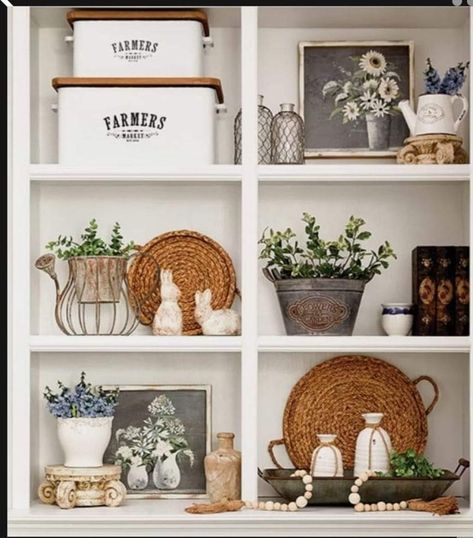 Bookshelf Styling Living Room, Ideas For Living Room Decor, Creative Shelving Ideas, Creative Shelving, Farmhouse Bookshelf, Decoration Nails, Styling Bookshelves, Shelf Arrangement, Home Decor For Bedroom