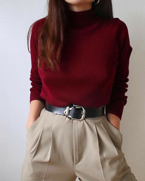 Mode Style Anglais, Maroon Outfit, Academia Outfits, Knitwear Outfit, Postal Code, Tan Pants, Stylish Work Outfits, Ținută Casual, Modieuze Outfits