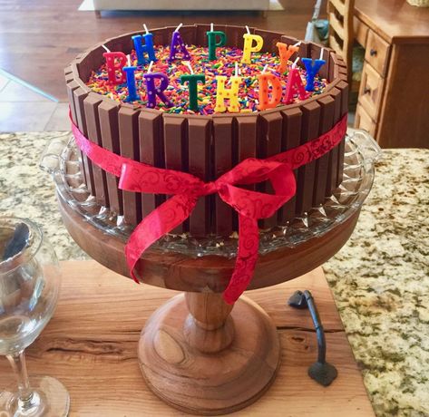 Birthday Cake With Chocolates On Top, Round Cake Decorating Ideas, Kitkat Cake Ideas, Cake With Kit Kats Around It, Chocolate Cake Kitkat Decoration, Chocolate Cake With Kit Kat Around, Chocolate Box Cake, Kitkat Cake, Kit Kat Cake