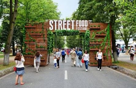 Food Festivals Event, Welcome Gate, Food Court Design, Street Food Design, Event Entrance, Wooden Gate, Street Festival, Food Truck Festival, Food Park