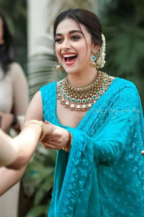 Engagement Saree Look, Long Hair Bridal Styles, Long Hair Bridal, Long Bridal Hair, Hair Style On Saree, Perhiasan India, Bridal Styles, Bollywood Hairstyles, Fancy Sarees Party Wear