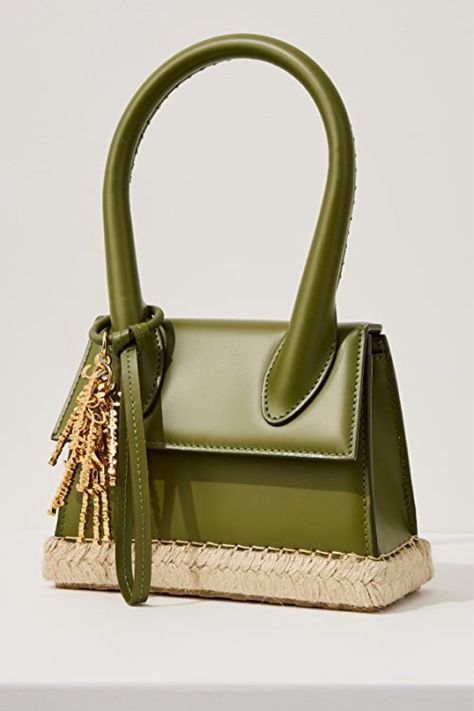 Jacquemus Le Chiquito Moyen, Le Chiquito Moyen, Jacquemus Le Chiquito, Jacquemus Bag, Mini Accessories, Green Bag, Tote Bag Design, Leather Crossbody Bag, Cowhide Leather