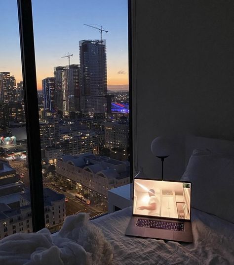 instagram: paytonsartain Apartment Views, Apartamento New York, City View Apartment, Apartment View, Nyc Life, New York Life, Apartment Aesthetic, City Vibe, New York Apartment