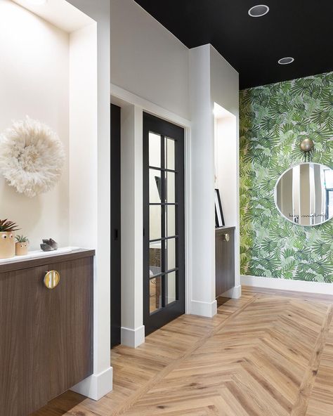 Love the palm statement wall! Orthodontic Office Design, Wallpaper Mirror, Ortho Office, Orthodontic Office, Dentist Office Design, Pediatric Dental Office, Pinterest Predicts, Dental Office Design Interiors, Office Waiting Rooms