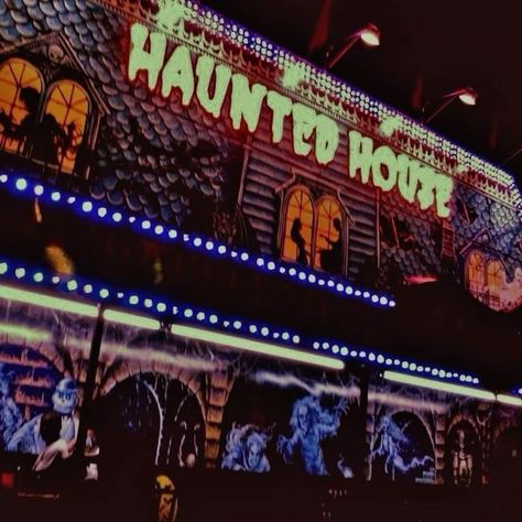 Haunted House Friends Aesthetic, 80s Haunted House, Haunted House Attraction Aesthetic, Haunted Houses Aesthetic, Haunted House With Friends, Haunted House Date, 80s Halloween Aesthetic, Haunted House Aesthetic, Haunted House Attractions