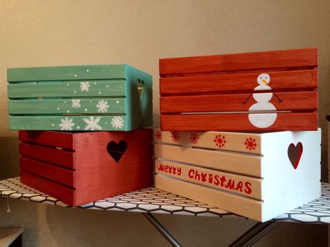 Christmas Crates Ideas Wooden Boxes, How To Paint Wooden Crates, Wooden Crates Christmas, Basket Painting, Basket Decor Ideas, Holiday House Decor, Christmas Centrepieces, Christmas Eve Crate, Diy Seasonal Decor