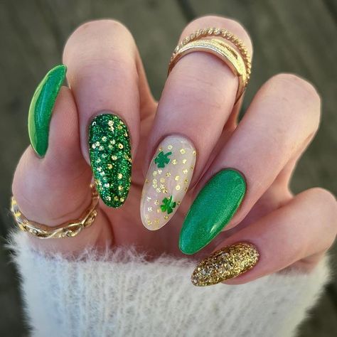 Brittany on Instagram: "This collection makes me so happy! It’s makes the perfect St. Patrick’s mani ☘️☘️ I just love all these greens with the pops of gold. And how cute are the little shamrock glitters in this white dip?! It might be my fave dip of the whole set ☘️💚😍 @cndesignerdips 💚✨ Can’t Pinch This 💚 Shenanigans ✨ Pot of Gold 🤍☘️ What the Luck?! Gel liquids Use FRIENDSGET10 to save 💵! @orly Peel base (PR) #nailinspo #dippowdernails #diynails #nailsathome #dipmani #dippowder #nailsof Dip Powder Nails St Patricks, Gold St Patricks Day Nails, Rainbow St Patricks Day Nails, Pot Of Gold Nails, Pedicure Nail Designs, St Patricks Day Nails, Nail Tattoo, Dip Powder Nails, Holographic Nails