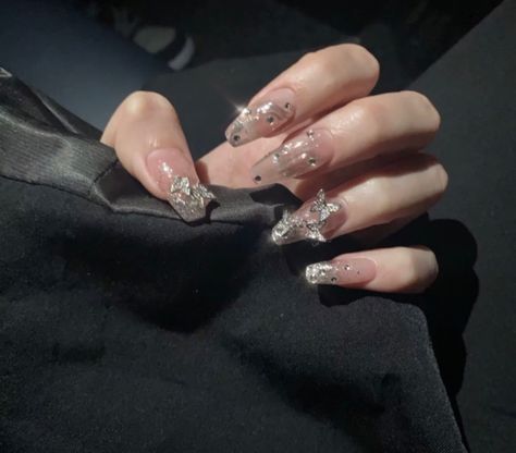 Discovered by 루아. Find images and videos about nails, glitter and silver on We Heart It - the app to get lost in what you love. Short Fake Nails, Nagel Tips, Nail Remover, Party Nails, Rhinestone Art, New Nail Art, Nails Black, Girls Nails, Rhinestone Designs