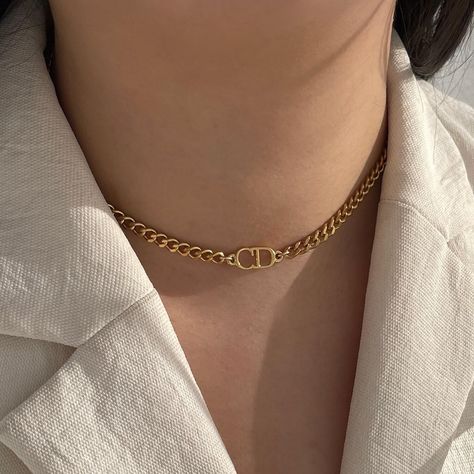 Dior Necklace Outfit, Dior Choker Necklace Outfit, Dior Neackles, Dior Jwellary, Cartier Necklace Aesthetic, Dior Necklace Aesthetic, Dior Jewelry Aesthetic, Chanel Necklace Aesthetic, Dior Necklace Pearl