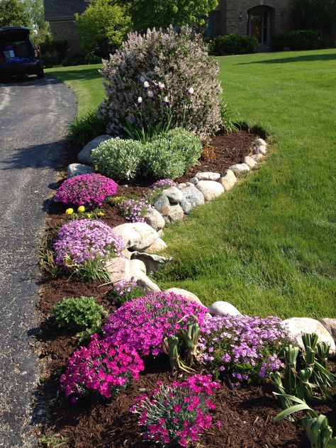 Beautiful Flower Beds, Front Garden Landscape, Yard And Garden, Rock Garden Design, Front Yard Garden Design, Fall Garden Vegetables, Late Autumn, Landscaping With Large Rocks, Lawn And Landscape