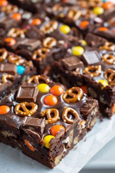 Discover the joy of making Candy Bar Pretzel Brownies with this simple recipe. It combines rich chocolate, crunchy pretzels, and gooey candy bars for a sweet and salty treat. Ideal for any occasion. Try it today! Brownies With Candy Bars, Purple Snacks, Candy Bar Brownies, Cupcake Recipes Uk, Salted Caramel Pretzel Bark, Pretzel Brownies, Pretzel Desserts, Halloween Brownies, Dessert Squares