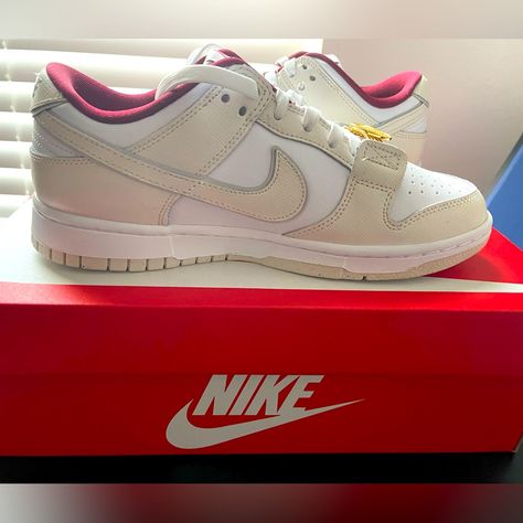 Brand New Never Worn Size 7.5 Nike Dunk Sold Out Online ! Burgundy Nikes, Black Nike Air Max, Nike Leather, Nike Vomero, Nike Free Flyknit, Trendy Shoes Sneakers, Womens Basketball Shoes, Team Red, Pink Running Shoes