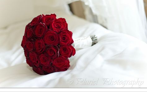 Wedding Bouquets Simple, Wedding Bouquet Red, Small Simple Wedding, Red Rose Bridal Bouquet, Red Rose Bouquet Wedding, Flower Bouquet Drawing, خواتم خطوبة, Unique Wedding Bouquet, Simple Wedding Bouquets