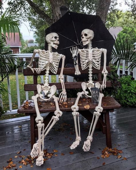 Skeleton Halloween Decor, Skeleton Pics, Fall Skeleton, Silly Skeleton, Skeleton Photo, Skeletons Halloween, Idea For Halloween, Horror Party, Halloween Wood Crafts