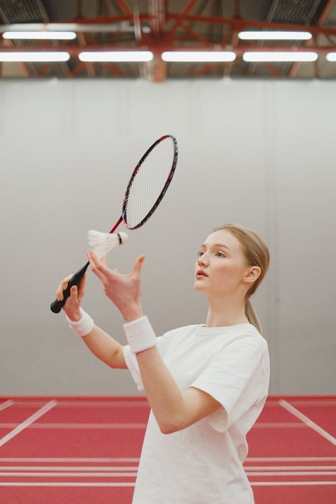 Women Holding Badminton Rackets · Free Stock Photo Badminton Outfit Women, Indoor Badminton Court, Badminton Attire, Badminton Pictures, Badminton Nets, Ball Badminton, Badminton Photos, Tennis Photoshoot, Badminton Games