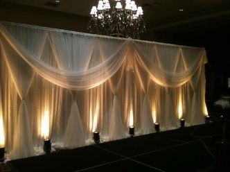 Event Draping, Gala Ideas, Decoration Evenementielle, Tafel Decor, Great Gatsby Party, Diy Event, Pipe And Drape, Event Lighting, Stage Set