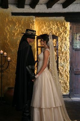 Zorro And Elena Costume, Husband Outfits, Elena Costume, The Legend Of Zorro, Tiger Roar, Hula Dance, Kate Beckinsale, Pretty Wedding, Belly Dance