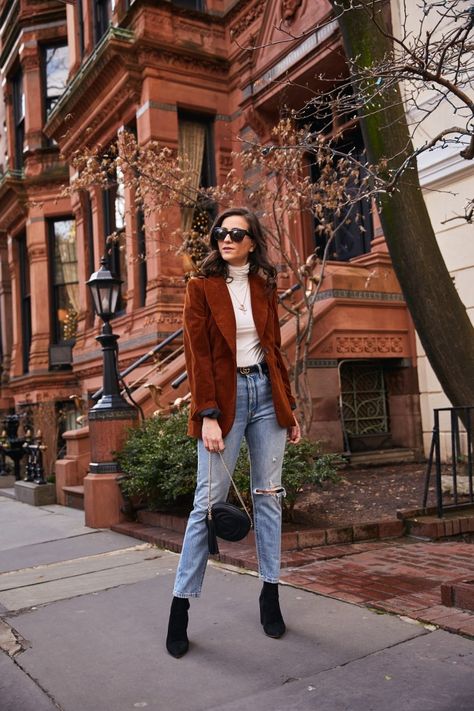 Corduroy Blazer Paired with Levi’s Brown Corduroy Blazer Outfit, Corduroy Blazer Outfit, Velvet Blazer Outfit, Brown Blazer Outfit, Corduroy Blazer Women, Blazer Marron, Brown Corduroy Blazer, Blazer Street Style, Cute Christmas Outfits