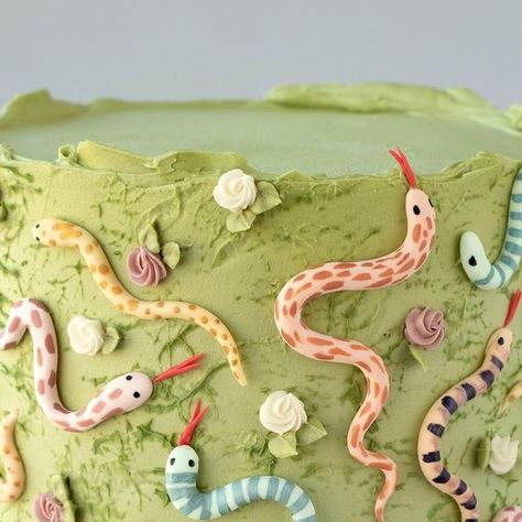 Vegan Treats, Inc. on Instagram: "Snakes on a cake! 🍰 This adorable slithery and sweet cake decorated with little snakes, is the perfect treat to jumpstart your weekend! We are here until 10pm!   The soft serve this weekend is blueberry cheesecake. 🍦  #SpringCake #FridayFeeling #SnakeCake #cake #vegancake #vegantreats #vegantreatsbakery #cakesofig #cakedesign #bethlehempa #cakestagram  #cakespiration #cakesofinstagram #cakestyle #vegansofig #plantbased  #cakedecorating #handpaintedcake #loveanimals #snake #greencake #snakes #snakelover" Snake Cakes For Kids, Cheesecake Decorating, Snake Birthday Cake, Insect Cake, Snail Cake, Animal Birthday Cake, Bug Birthday Cakes, 24th Birthday Cake, Snake Cake