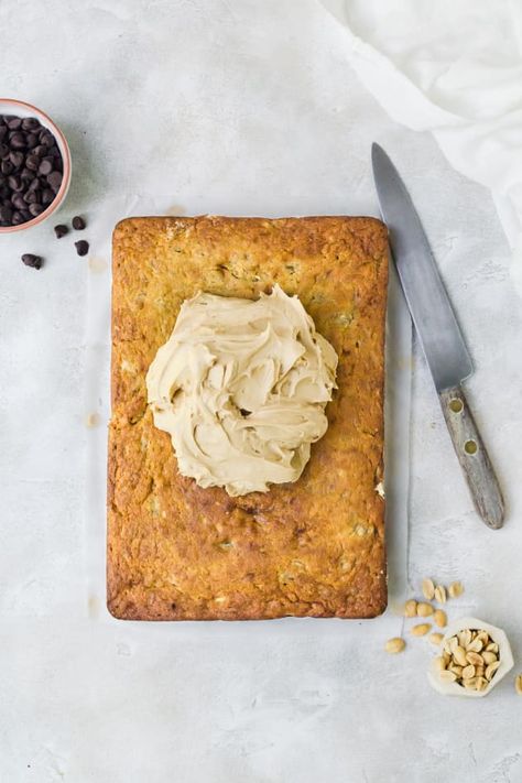 Banana Sheet Cake with Peanut Butter Frosting is perfect for your next party. How delish does that frosting look?? Chocolate Crackle Cookies Recipes, Banana Sheet Cake, Butter Frosting Recipe, Banana Sheet Cakes, Chocolate Crackle Cookies, Cake With Peanut Butter Frosting, Peanut Butter Frosting Recipe, Picture Food, Chocolate Crackles