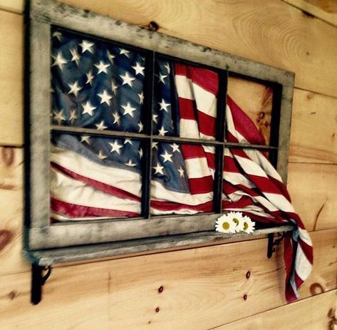 How To Decorate A Doorway, Farmers Porch Decor, Crafts With Old Windows, Old Window Projects Farmhouse, Old Window Projects, Window Crafts, 4th July Crafts, Window Projects, Fourth Of July Decor