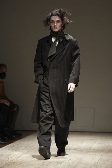 Yohji Yamamoto Menswear, Yohji Yamamoto Men, Fashion Week Runway, Fall 2022, Mens Fall, Black Suits, Yohji Yamamoto, All About Fashion, Paris Fashion