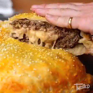 Recipes GIFs on Twitter: "Cheese stuffed burger wellington By Twisted https://t.co/xKAuCreafz" Burger Wellington, Giant Burger, Brats Recipes, Stuffed Burger, Cheese Dinner, Beef Wellington Recipe, Twisted Recipes, Beef Wellington, Cheese Stuffed