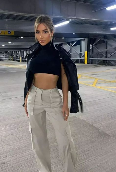 Cargo Pants Outfit Black, Cargo Outfit, Fall Style Guide, Timberland Boots Women, Cargo Pants Outfit, Crop Top Outfits, Black Crop, Pocket Detail, Pants Outfit