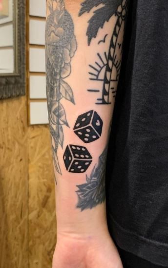 Dice Tattoos, Simple Black Tattoos, Small Black Tattoos, Dice Tattoo, Traditional Black Tattoo, Cute Matching Tattoos, Cool Shoulder Tattoos, Tattoo Me, Tattoo Spots