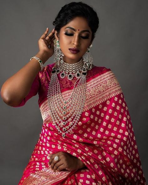 This is look is inspired by the Glorious  Brides with  dusky to dark skin tones ..the brides  who love to keep their skin the same tone as it is , without trying to whiten or lighten the tone. . . Makeup : @reenapaiva Model @suruthiperiyasamy Designer @the_ravikkai_store Saree @tilfi_banaras Jewlery @jjjewellerymart Photography @palaniappansubramanyam Videography @sridhararavind Marketing team @cognitiveidealab . . Use #bridessentials to get featured in our page. @bridesessentials #southindian Dusky Bengali Bride, Dark Skin Bridal Makeup Indian, Saree For Dark Skin Tone, Indian Bridal Makeup For Dark Skin, Dusky Skin Makeup Indian Bride, Wedding Buns, Red Sarees, South Indian Wedding Saree, Dusky Skin