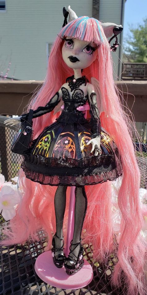 Monster High Ooak Dolls, Monster High Restyle, Monster High Pink, Monster High Doll Accessories, Doll Restyle, Aesthetic Doll, Monster High Doll Clothes, Monster High Custom Doll, Monster High Pictures