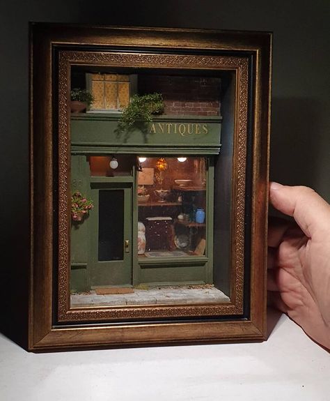 Scarf Aesthetic, Room Box Miniatures, Miniature Artist, Bookshelf Art, I Love Art, Doll House Crafts, Shadow Box Art, Cardboard House, Miniature Rooms