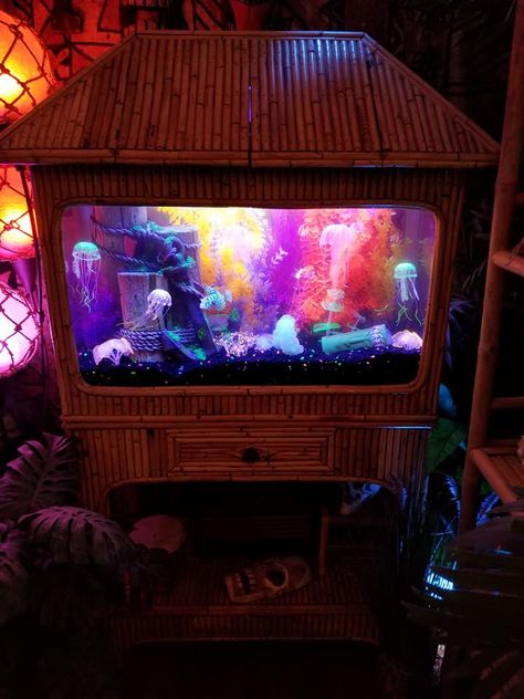 Fake aquarium inside old tv. Jellyfish from amazon. Old Tv Aquarium, Fake Fish Tank Diy, Fake Jellyfish Tank, Fake Aquarium Diy, Fake Aquarium, Aquarium Aesthetic, Tropical Room, Fake Fish Tank, Aquarium Pictures