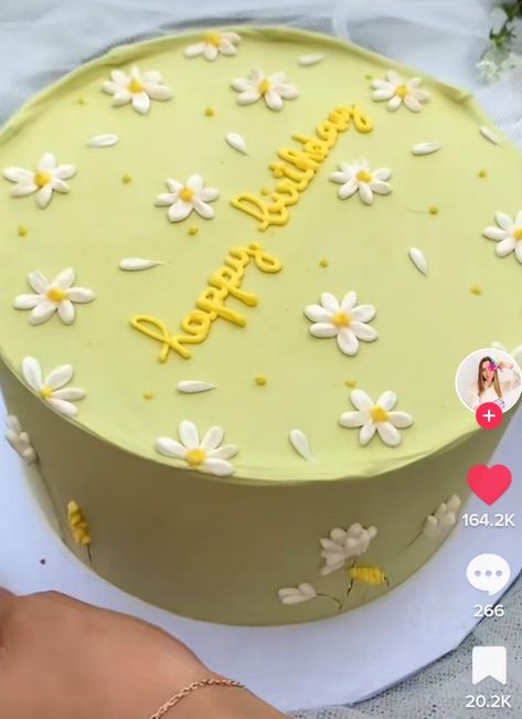 Piping Daisy Flowers, 31 Cake Birthday, Green And Yellow Cake, Yellow Daisy Cake, Kindergarten Cake, Birthday Cake Icing, Green Birthday Cakes, Small Birthday Cakes, 13 Birthday Cake