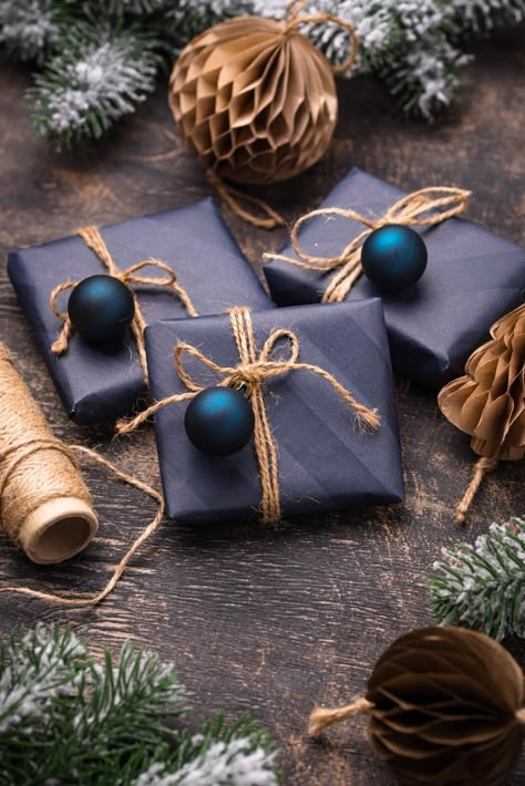 Navy Christmas Wrapping, Blue Wrapping Paper Christmas, Blue Christmas Wrapping Ideas, Gift Name Tag Ideas, Blue Gift Wrapping Ideas, Boxes Photoshoot, Xmas Ideas Gifts, Wine Gift Wrap, Diy Holiday Gift Wrapping